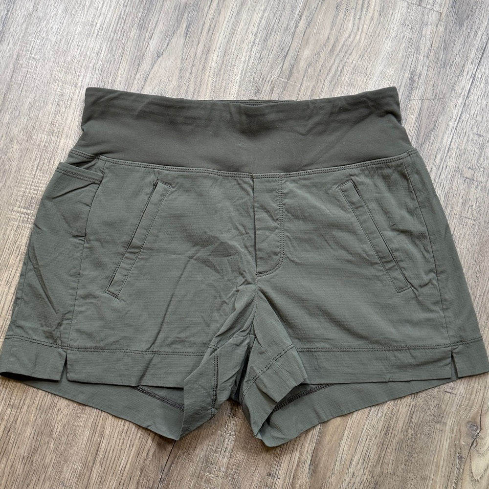 Athleta Trekkie North Shorts in Olive - Size 0